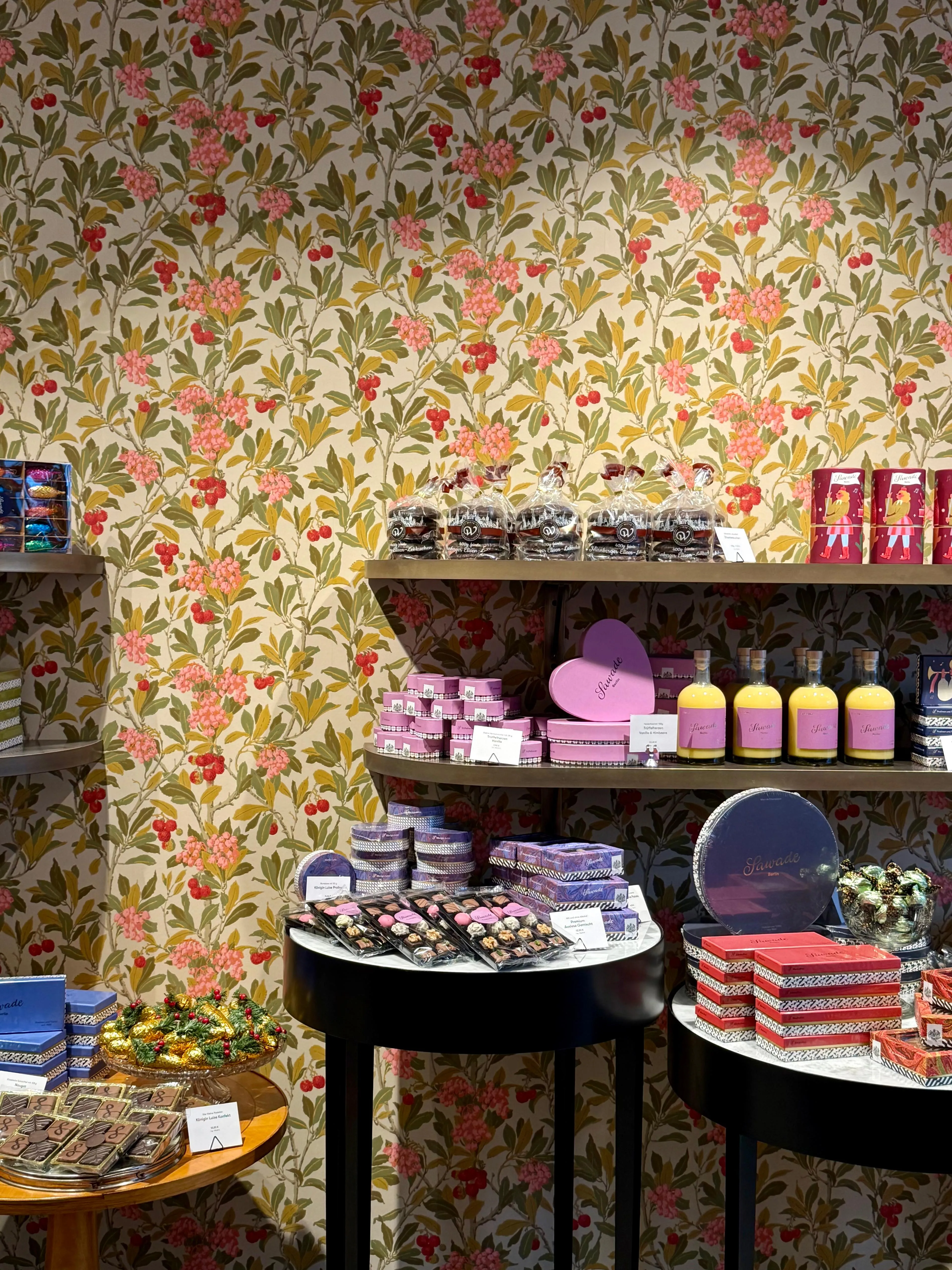 Filialbild: Regale und Tische mit Sawade Artikel